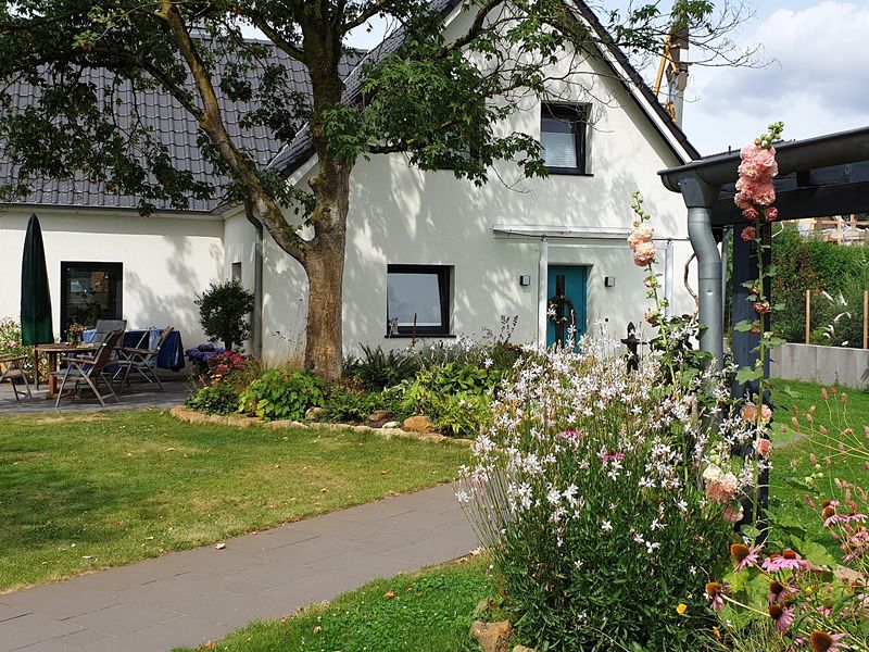 Eingang vom Parkplatz zum Haus. Rechts davon eine Außenecke zum relaxen nur für Sie.