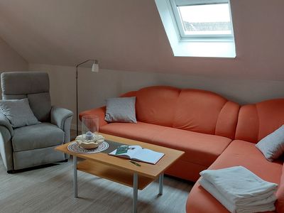 Wohnzimmer mit großem Sofa