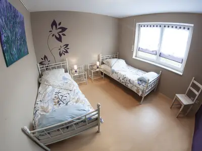 Schlafzimmer mit zwei Einzelbetten