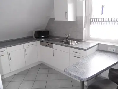 Blick in die Küche mit Spülmaschine