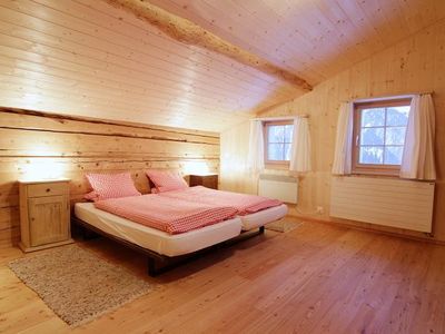 Schlafzimmer mit Einbauwickeltisch