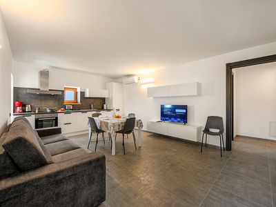 Gemütliche Lounge mit Smart-TV