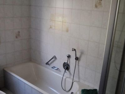 badezimmer_mit_dusche_und_wc