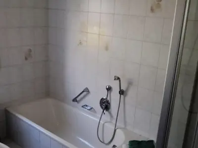 badezimmer_mit_dusche_und_wc