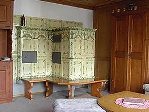 Das Wohnzimmer mit dem Kachelofen aus dem Jahr 1858 (Wohnung wird aber mit Zentralheitzung geheitzt)