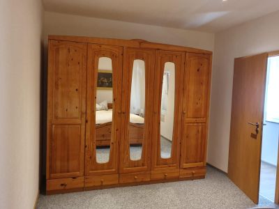 Schlafzimmer Schrank viel Platz