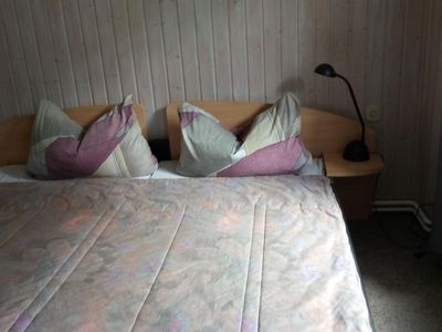 Schlafzimmer mit Doppelbett