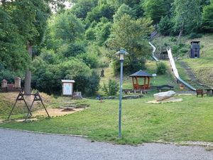 Waldspielplatz mit tollen Rutschen direkt um die Ecke