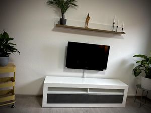 TV mit Soundbar im Wohnzimmer