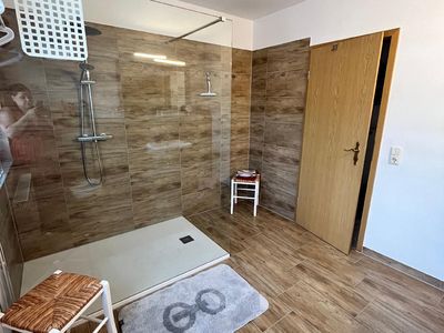 Badezimmer mit moderner, großer Dusche FeWo 1 (EG)