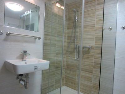 Bad/Dusche. Bad / WC mit großer Dusche, Fön, Fußbodenheizung und Handtuchtrockner