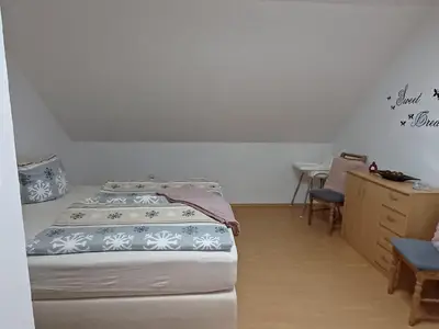 Schlafzimmer 2 FeWo2 (DG)