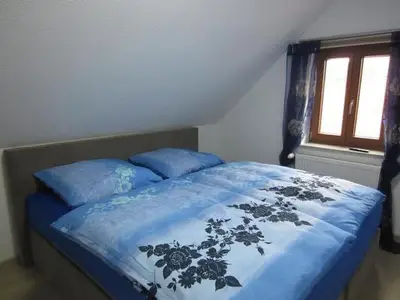 Schlafbereich. Schlafzimmer 1 mit großen Boxspringbett und LED TV