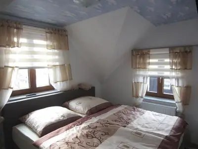 Schlafbereich. Schlafzimmer 2 mit großen Boxspringbett und LED TV