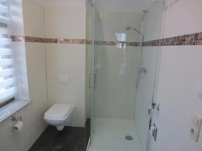 Bad/Dusche. neues Bad mit Fußbodenheizung, großer Dusche, LED-Wasserhahn, Föhn, WC und Handtuchtrockner