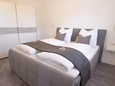 Schlafzimmer 1 mit TV