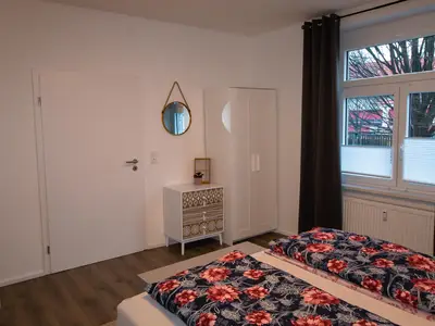 Schlafzimmer mit Kleiderschrank