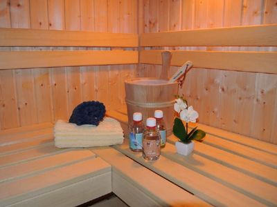 ...eigene Sauna mit Duftölen, Teeecke, Tauchbecken