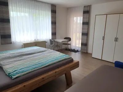 Schlafzimmer 1 mit Blick zur Terrasse