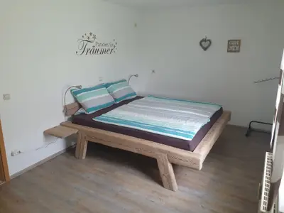 Doppelbett im Schlafzimmer 2