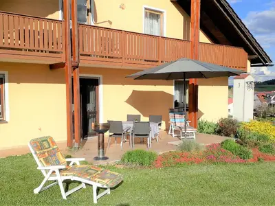 Großer Garten mit Terrasse