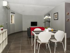 23370667-Ferienwohnung-2-Thuir-300x225-3