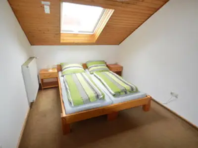 Schlafzimmer mit Doppelbett