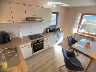 Küche mit Spülmaschine und Kaffeeautomaten!