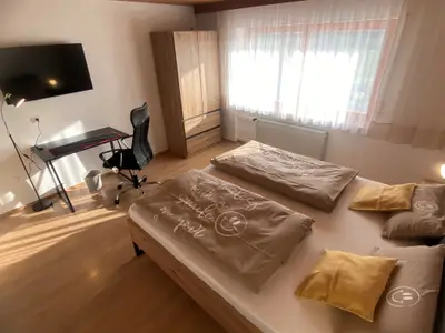 Schlafzimmer mit Smart TV und Schreibtisch!