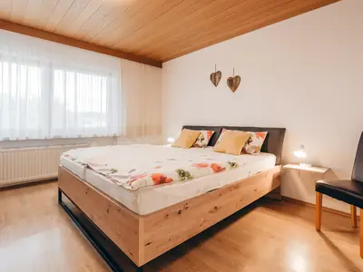 Ferienwohnung Schlafzimmer mit Platz für ein KInderbett.