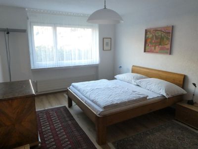 Schlafzimmer mit Doppelbett