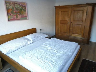 Schlafzimmer mit Doppelbett