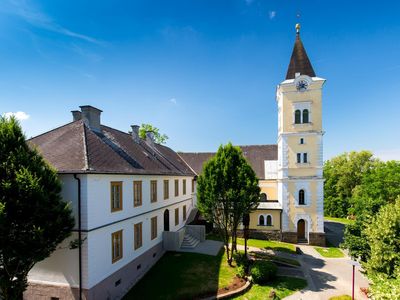 Pfarrhof und Kirche Tieschen