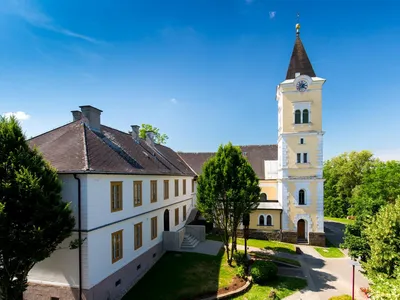 Pfarrhof und Kirche Tieschen