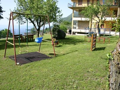 Spielplatz der Anlage mit Seeblick und Ruhebänke