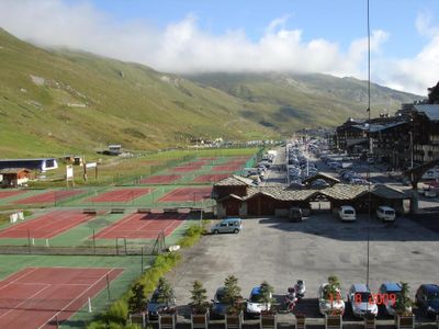 Tennisplatz gegenüber vom Gebäude