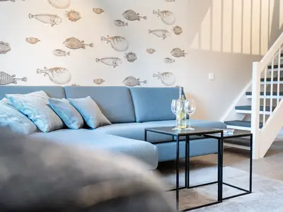 Wohnzimmer, Sofa und Sessel mit Couchtisch