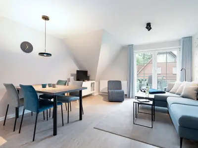 Wohnzimmer, Sofa und Sessel mit Couchtisch und gemütlicher Sitzecke
