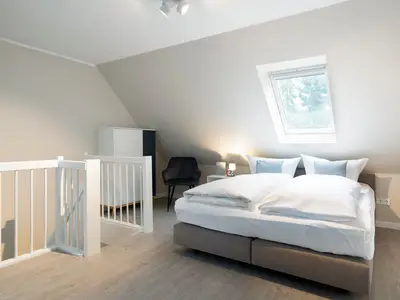 oberes Schlafzimmer mit Doppel-Bett