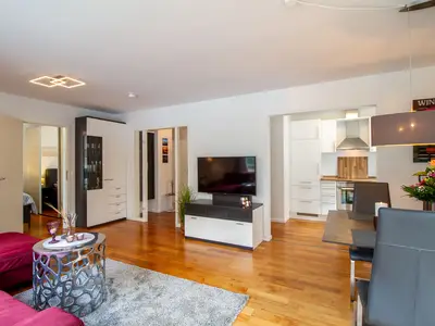 Willkommen im Ocean Club Timmendorfer Strand – moderner Wohn- und Essbereich zum Wohlfühlen.