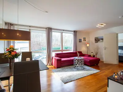 Willkommen im Ocean Club Timmendorfer Strand – genießen Sie den lichtdurchfluteten Wohn- und Essbereich.