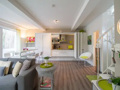 Offene Wohnküche mit Essbereich – stilvoll & modern in der Ferienwohnung Beach Lounge am Timmendorfer Strand.