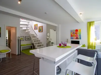 Heller Eingangsbereich mit moderner Küche & Treppe – Ferienwohnung Beach Lounge Timmendorfer Strand.