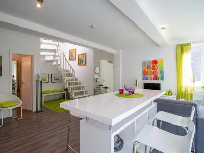 Heller Eingangsbereich mit moderner Küche & Treppe – Ferienwohnung Beach Lounge Timmendorfer Strand.