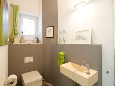 Modernes Gäste-WC mit Tageslicht – stilvoll & hell in der Ferienwohnung Beach Lounge Timmendorfer Strand.