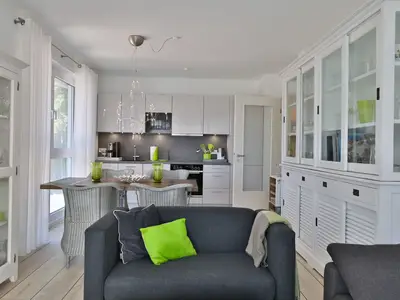 Heller Wohn- und Essbereich in der Ferienwohnung Ocean Breeze No 6  – modern, gemütlich, strandnah