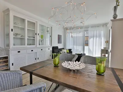 Essbereich und Wohnzimmer der Ocean Breeze No 6 – stilvoll, lichtdurchflutet und nur wenige Schritte vom Strand entfernt