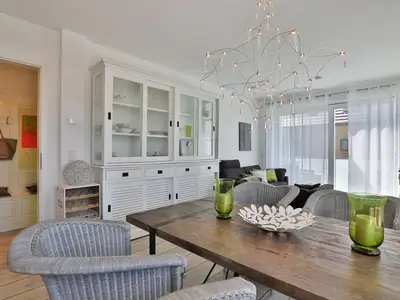 Stilvoller Essbereich und Wohnzimmer in der Ocean Breeze No 6 – lichtdurchflutet und modern