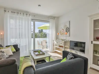 Heller Wohnbereich mit Balkon in der Ocean Breeze No 6, Niendorf am Timmendorfer Strand – modern, gemütlich & strandnah