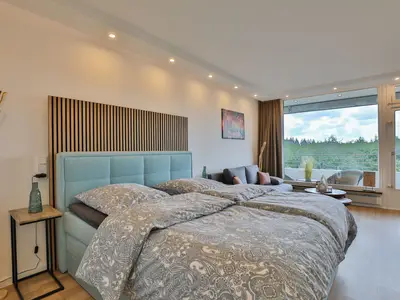 Strandkoje 6: Großes Boxspringbett und Panoramafenster mit Weitblick – Erholsamer Schlaf in Timmendorfer Strand.